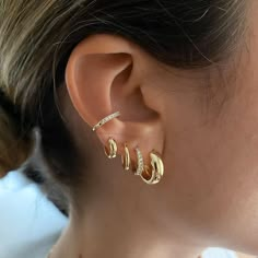 Elegant Ear Stack, Classic 14k Gold Ear Cuff For Pierced Ears, Earrings Trend 2024, Styled Ears, Earring Stacks, Earring Stack, Pretty Ear Piercings, Piercing Inspo, Stacked Earrings