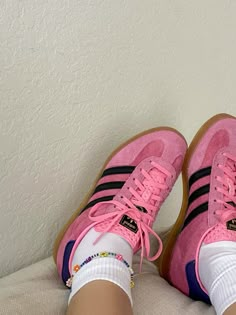 Colorful Shoes Aesthetic, Gazelle Adidas Women, Pink Gazzels, Colorful Adidas Outfit, Colorful Adidas Shoes, Adidas Girl Aesthetic, Adidas Gazelle Colors, Pink Samba Adidas, Adidas Gazelle Outfits