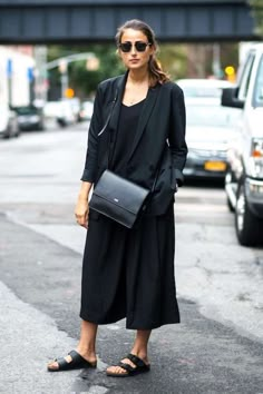 30 Looks Con Sandalias Birkenstock Que Revelan El Porqué Este Zapato Está En Los Closets De Todas Las Chicas Fashion – Cut & Paste – Blog de Moda Minimal Stil, Minimalism Fashion, Minimalist Moda, Beanie Outfit, Style Parisienne, Minimal Street Style, Leandra Medine, Giovanna Battaglia