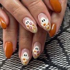 Fall Bio Gel Nails, Jell Manicure Ideas, Cute Fall Nail Designs Acrylics, Dark Green Autumn Nails, Fall Nail Art Almond Shape, Floral Ghost Nails, Orange Halloween Nail Designs, Fall Floral Nail Designs, Autumn Halloween Nails