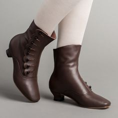 Renoir Women's Victorian Button Boots (Brown) American Duchess, Victorian Shoes, Button Boots, Mode Shoes, Dr Shoes, Short Heels, Victorian Lady, Themed Events, Boots Brown