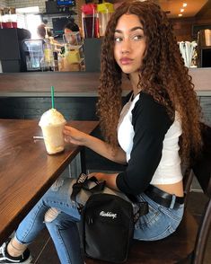 Mixed Girl, Superenge Jeans, Peinados Recogidos, Curly Girl Method, Long Curls, Golden Girl