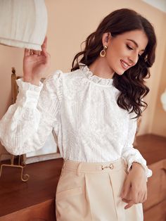 Branco elegante Collar Manga Comprida Tecido Simples Top Embellished Não elástico Primavera / Outono Pleated Shirt, Cold Shoulder Blouse, Plain Tops, Women Blouses, Shein Tops, Summer Top, Summer Tops, Look Fashion, Floral Embroidery