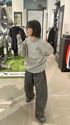 Boy Outfits Aesthetic Casual, Gray Shirt Outfit, Girls Fasion, Mens Crop Top, 일본 패션, Baggy Clothes, Workwear Fashion, Men Fashion Casual Outfits