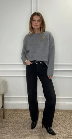 Black Crewneck Outfit, Black Jeans Outfit Aesthetic, Aw23 Fashion, Grey Jeans Outfit, Grey Sweater Outfit, Gray Crewneck, Black Jeans Outfit, Winter Outfit Inspiration