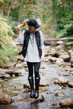 how to wear leggings - wear leggings on a rainy day, rain day outfit with hunter boots, hoodie, puffer vest, baseball cap, black hunter boots Rain Day Outfits, Real Pants, Raining Day Outfit, Winter Camping Outfits, Wander Outfit, Feeling Meh, Camping Outfits For Women, Climbing Outfits, Black Hunter Boots