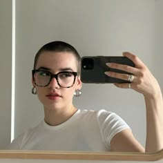 Buzz Cut On Women, Female Buzzcut Round Face, Girls With Buzzcut, Womens Buzzcut, Bald Women Aesthetic, Buzzcut Women Aesthetic, Buzz Cut Women Round Face, Buzz Cut Girl, Woman Buzzcut