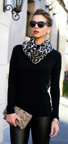 Scarf Casual, 60 Fashion, Mode Casual, How To Wear Scarves, Casual Work Outfits, Looks Chic, Autumn Outfit, Fashion Over 50, Look Fashion