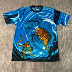 Vintage 2000s No Boundaries Tiger Dragon Abstract Logo Skater Grunge Emo Y2K Aesthetic Streetwear Blue Graphic Jersey Top Large Mens Condition:  Excellent Used Condition  = No Flaws Measurements: Please see photos above for all measurements IF YOU BUY TWO OR MORE ITEMS USE THE CODE BUNDLE @ CHECK TO SAVE 20% WE SHIP WITHIN 24 HOURS AFTER PURCHASE! Please be aware that we do not offer free returns!! The Buyer is responsible for the cost of the return label. Follow us on TikTok & Instagram @findsn Emo Y2k Aesthetic, Dragon Abstract, Skater Fits, Ranch Dress, Tiger Dragon, Emo Y2k, Aesthetic Streetwear, Blue Graphic, Abstract Logo