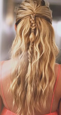 Dive into style with our top 20+ stunning hairstyles for pool! Perfect your swim look with these chic, water-friendly hairdos. Splash in style now! Stunning Hairstyles, Florence Pugh, Good Hair Day, Beach Hair, Aesthetic Hair, Hair Day, Pretty Hairstyles