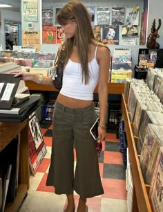 Slightly Fancy Outfits, Khaki Skirt Aesthetic, How To Dress For Different Body Types, White Jeans Outfit Y2k, Berlin 90s Fashion, Cosy Date Outfit, College Going To Class Outfit, Women In Shirts, Crop Top Aesthetic Outfits