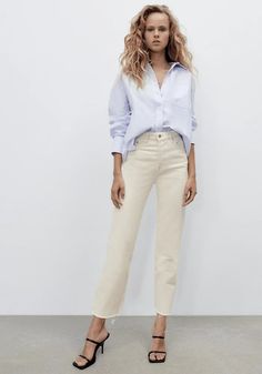 Ecru Jeans Outfits, Colored Pants Outfits, Leg Cream, Ecru Jeans, Outfits Con Jeans, Cream Jeans, Jeans Outfit Summer