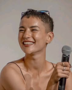 Buzzed Haircuts For Women, Jesse Mei Li Short Hair, Buzzcut Style Women, Skin Fade Women, Shaved Womens Hair, Jessie Mei Li Short Hair, Short Punk Haircuts For Women, Short Buzzed Hair Woman, Shaved Hair Styles