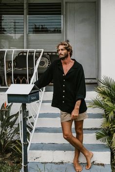 Men Long Shirt Outfits, Surf Man Style, Pool Outfit Men, Summer Long Sleeve Outfit, Oversized Men Outfit, Black Summer Outfits Men, Oversized Shirt Men Outfits, Black Beach Outfit, Summer Travel Fashion