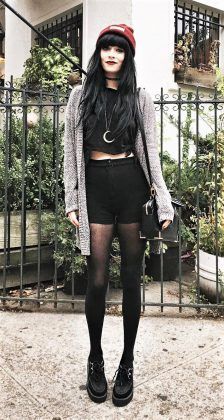 Style Edgy Soft Grunge, Dark Grunge Outfits, Chic Outfits Edgy, Shorts And Tights, Soft Grunge Outfits, Look Grunge, Goth Outfit, Fest Outfits, Nerd Fashion