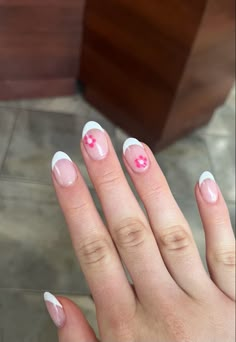 Holiday Nails Summer 2023 French Tip, Summer Nails 2023 White And Pink, White With Pink Flower Nails, Short Acrylic Nails Almond Y2k, Simple Spring French Tip Nails, Short Summer Vacation Nails, Cute Flower French Tip Nails, Vacation Nails Pink And White, Light Pink With Flowers Nails