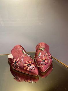 Speacial ribbon embroidered woman slipper shoes made in İstanbul Every europian woman size Red Evening Bag, Feather Slippers, Style Ottoman, Bohemian Purse, Embroidered Slippers, Shoes For Woman, Silk Bag, Embroidered Shoes, Grand Bazaar