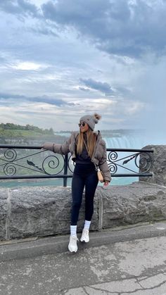 Outfit For Canada Winter, Chile Winter Outfit, Outfit Ideas For Niagara Falls, Snow Outfit Ideas For Women, Spring Canada Outfit, Peru Winter Outfits, Canada Vacation Outfits, Niagara Outfit, Cold Travel Outfit