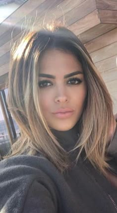 The Chic Technique: Womens mid-length highlighted blond hairstyle. Medium Blonde Hair, Hair Color And Cut, Great Hair, Hair Stuff, Ombre Hair, Gorgeous Hair