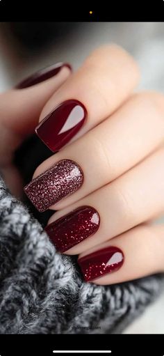 Best Nail Art Designs 2024, Garnet Color Nails, Fall Nail Colors With Glitter, Christmas Color Nail Ideas, Classy Christmas Gel Nails, Cute Easy Winter Nails, Fall To Christmas Transition Nails, Dip Powder Fall Nails Ideas, Magnetic Nail Polish Ideas