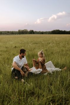 Family Photo Inspiration for boho vibes. Boho aesthetic family photos. Pose ideas for a family of three. Aesthetic Family Photos, Frolicking In A Field, Boho Family Photos, Family Photo Inspiration, Outdoor Family Photoshoot, Aesthetic Family, Family Photo Outfit, Cute Family Photos, Family Photos With Baby