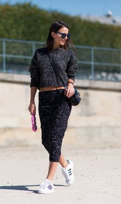 knit wit. Zina in Paris. #Fashionvibe Classy Fashion Chic, Mary Katrantzou, Crop Top Skirt, Best Street Style, Style Maxi Dress, Street Style Outfit, Cropped Top