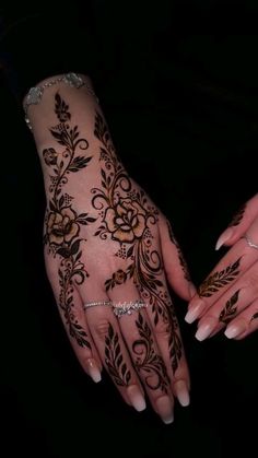 Khaliji Henna Design, Mehendi Design Bridal Mehndi, Mehndi Designs Traditional, Aesthetic Mehndi Design, Mehendi Design Bridal, Mehndi Design Indian, Simple Engagement Party, Gold Bangle Design, Modern Mehndi Design