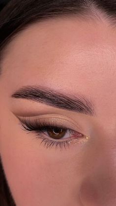 Best Shadow For Brown Eyes, Makeup With Brown Eyeliner, Brown Smokey Eye Natural, Simple Nude Eye Makeup, Simple Nude Makeup Looks, Light Brown Makeup Looks, Red Eye Makeup Simple, Brown Eye Shadow Makeup Looks, Simple Makeup Looks For Prom