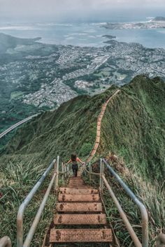 The stairway to Heaven in Oahu Hawaii with lush green surroundings and beautiful ocean views in the background. Hike Couple, Stairway To Heaven Hawaii, Oahu Hawaii Secrets, Traveling Usa, Hawaii Adventures