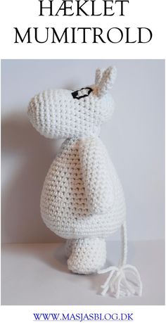 a crocheted white mouse with the words hakelt mummtrold on it