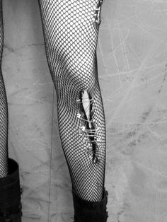 Stile Punk Rock, Ripped Tights, Punk Aesthetic, Grunge Look, Punk Outfits, Fishnet Tights, Fishnet Stockings, Punk Goth