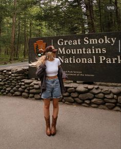 Cowboy Boots Summer Outfit, Cabin Outfit, Tennessee Outfits, Fall Hike, Granola Girl Aesthetic, Colorado Outfits, Mountain Outfit, Camping Aesthetic, Trip Outfits