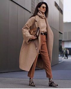 Como Usar Looks Monocromáticos nos Tons Bege e Caramelo – Beijos, Blues & Poesia ❤ Brown Outfit Ideas, All Brown Outfit, Look Zara, Fall Fashion Coats, Jeans Trend, Look Office, Turtleneck Outfit, Clothing Blogs, Grunge Dress