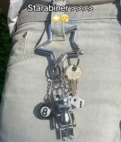 Keychain On Pants Aesthetic, Carabiner Keychain Ideas, Carabiner Keychain Aesthetic Outfit, Keychain Aesthetic Men, Caribeaner Keychain Ideas, Caribeaner Keys, Aesthetic Carabiner, Carabiner Aesthetic, Carabiner Ideas