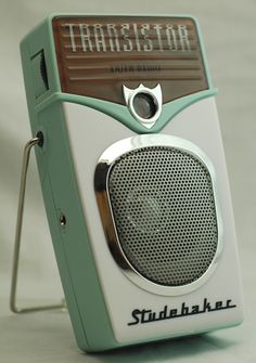 an old style radio with the word transisto on it's front and side