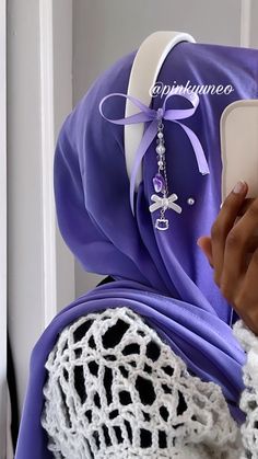 Bow Hijab Style, Cute Hijab Accessories, Hijab Decoration Ideas, Hijab Accessories Jewellery, Hijab With Accessories, Bow On Hijab, Hijab Assesories, Hijabi Accessories, Purple Hijab Outfit