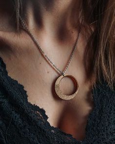 Inspiré de la douce forme de la lune et des mandalas, ce collier en bois est fabriqué dans du bois de hêtre suisse soigneusement sélectionné dans une menuiserie locale.    Tu peux l'accompagner des boucles d'oreilles Luna qui formeront l'ensemble parfait !    À l’achat d'un collier en bois gravé, c'est 100m² nettoyés en montagne grâce aux 2 CHF que l'on reverse à Summit Foundation qui s’engage depuis 2001 pour la protection de l’environnement en montagne et en particulier dans la prévention du l Washer Necklace, Foundation, Gold Necklace, Pet, Wood, Gold, Mandalas