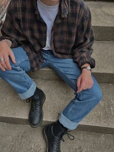 Hipster Man Aesthetic, Aethstetic Guy Outfits, Flannels Aestethic Men, Stranger Things Men Outfits, Mens Fall Outfits Sweaters, 90s Inspired Mens Fashion, Men Types Of Style, Black Shirt Jeans Outfit Men, Layered Outfits Fall Men