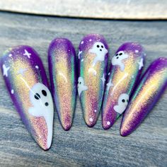 Add a spooky sparkle to your Halloween with our glow-in-the-dark ghost glitter press on nails. These trendy, handpainted purple nails, available in short and long almond shapes, offer a personalized fit. Stick on these glue-on nails for a dazzling, eerie effect!📦 What comes with your press on nail kit? 10 nails of your size 24 adhesive tabs 1 nail file 1 cuticle stick Instructions on how to apply and remove them. Finding Your Size:Check out our sizing chart or Visit our sizing tutorial here: Sizing DirectionsNot sure about the size? It’s better to go a bit bigger – you can always file them down for a snug fit.Remember, we can’t do cancellations for size issues, so measuring right is key!Quality You Can TrustWe use only the best materials for our luxury press-on nails. 2-5 days with adhesi Purple Fingernails, Cute Spooky Nails, Halloween Nails Cute, Purple Halloween Nails, Glitter Press On Nails, Purple Halloween, Halloween Nail Designs, Nail Sizes, Purple Nails