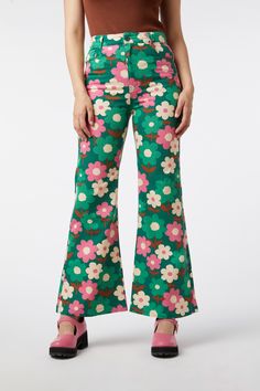 Step into a garden of style with the Renee Floral Flare Jeans, where every stride blooms with retro flair. These aren't just any jeans; they're a canvas of bold blooms that pop with fun at every turn. Meet Renee — your new best friend in fashion, boasting a high-waisted rise that flatters, and a full-length flare leg that dances with each step. Equipped with a front zipper and button closure, these jeans are as easy to slip into as a sunny afternoon. Side and back pockets add a practical touch, Whoopsie Daisy, 60s Mod Fashion, Dark Floral Dress, Casual Dresses Plus Size, Outfits 70s, 70s Outfits, Princess Highway, Womens Business Casual, Trendy Summer Outfits