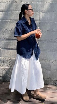 Hanoi Outfit, Midi Denim Skirt Outfit Fall, Blue Skirt Outfit, Midi Skirt Outfits Summer, Relax Fashion, Blue Skirt Outfits, Midi Skirt Outfit, Casual Chic Outfit, Outfit Inspo Fall