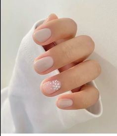 short natural christmas nude snowflake nails Christmas Nails Light Colors, Minimalist Nails Short Winter, Nude Nails With Snowflake Design, Very Short Nails Ideas Winter, Short Nail Ideas Christmas Simple, Natural Nails Christmas Design, Short Minimalist Christmas Nails, Christmas Gelish Nails, Short Neutral Christmas Nails