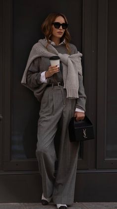 Bibi Fashion, Grey Dress Pants Outfit, Pinstripe Pants Outfit, Stripe Pants Outfit, Grey Pants Outfit, Italian Summer Outfits, Old Money Outfits, Winter Pants Outfit, Style 2023