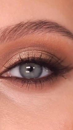 These smokey eye wedding makeup ideas are all to doll you up and make you feel that extra confidence and sass on your wedding day. Cateye Eyeshadow, Eyes Eyeliner, Gold Eye Makeup, Eyeshadow For Blue Eyes, Formal Makeup, Wedding Makeup Looks