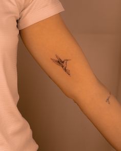 Tattoo tatuaje tattooed ink tattooidea #tattoo #tattooideas #tattooart #tattoogirl #tatuajes #tatuajeschiquitos #tatuajeminimalista #tatuagem #tatuaggio #tatuagensfemininasdelicadas #inkdrawing #inked #lettering colibri picaflor Hummingbird Tattoo On Arm, Hummingbird Tattoo Placement Ideas, 3 Hummingbird Tattoo, Colombia Tattoo Ideas, Back Tats, Boho Tattoos, Hummingbird Tattoo, Arm Tattoos For Women, Birds Tattoo