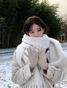 Aesthetic Winter Outfits, Korean Winter, Outfits Stylish, Winter Photoshoot, Snow Outfit, Aesthetic Winter, Winter Vibes, Winter Girls