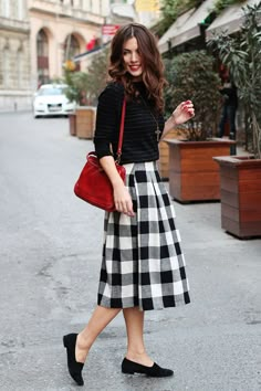 #Modest doesn't mean frumpy. #DressingWithDignity www.ColleenHammond.com Casual Chique Stijl, Black Skirt Outfits, Woman In Black, Checkered Skirt, Preppy Fall, Red Purse, Suede Moccasins, Trendy Skirts, Red Bag