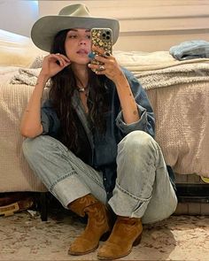 Cowboy Hat Outfit Woman, Cowgirl Hat Outfit, Yellowstone Outfits, Cowgirl Boots Outfit, Denim On Denim Looks, Suede Cowboy Boots, Cowgirl Style Outfits, Oversized Denim Shirt