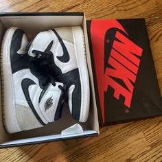 Used with box and laces Jordan 1 Shoe Box, Jordan 1 Retro, Jordan 1, Athletic Shoes, Men's Shoes, Jordan, Shoe Accessories, Mens Accessories, Size 7