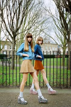 Topshop suede minis with jean jackets | Girlfriend is Better Mode Ulzzang, Moda Hippie, Rok Mini, Looks Street Style, 1970s Fashion, Moda Vintage, Two Girls, Mode Inspo, 60s Fashion